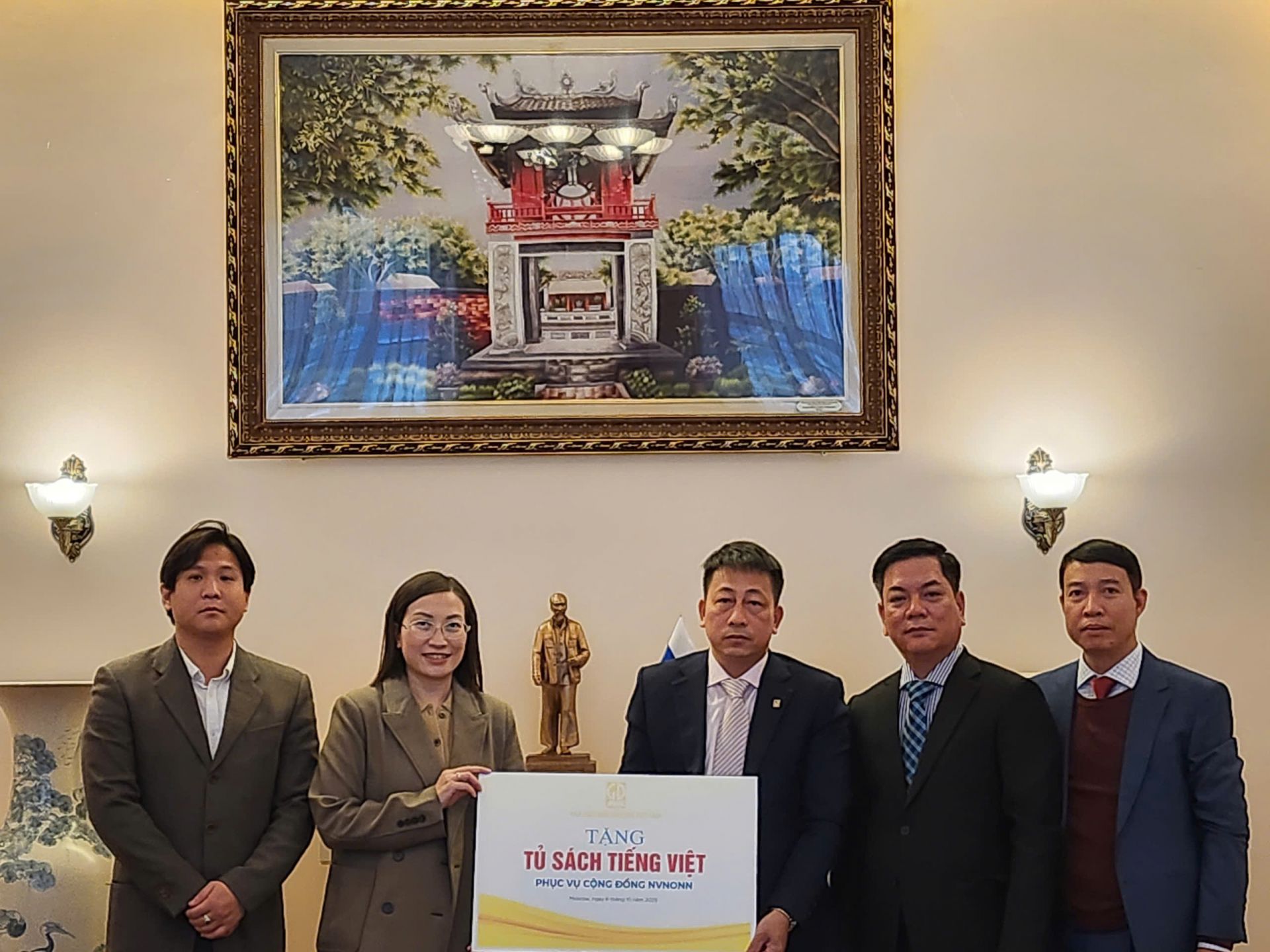 Nhà xuất bản Giáo dục Việt Nam tặng Tủ sách tiếng Việt phục vụ cộng đồng người Việt Nam tại Liên bang Nga. Nhà xuất bản Giáo dục Việt Nam tặng Tủ sách tiếng Việt phục vụ cộng đồng người Việt Nam tại Liên bang Nga.