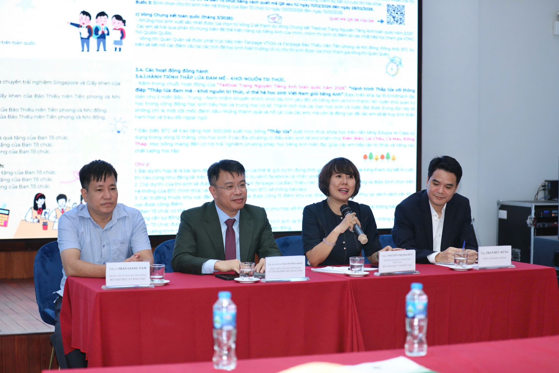 Đại diện Ban Tổ chức, Hội đồng Giám khảo và các đơn vị đồng hành tại Lễ Công bố Thể lệ “Festival Trạng Nguyên Tiếng Anh toàn quốc năm 2026”. Đại diện Ban Tổ chức, Hội đồng Giám khảo và các đơn vị đồng hành tại Lễ Công bố Thể lệ “Festival Trạng Nguyên Tiếng Anh toàn quốc năm 2026”.
