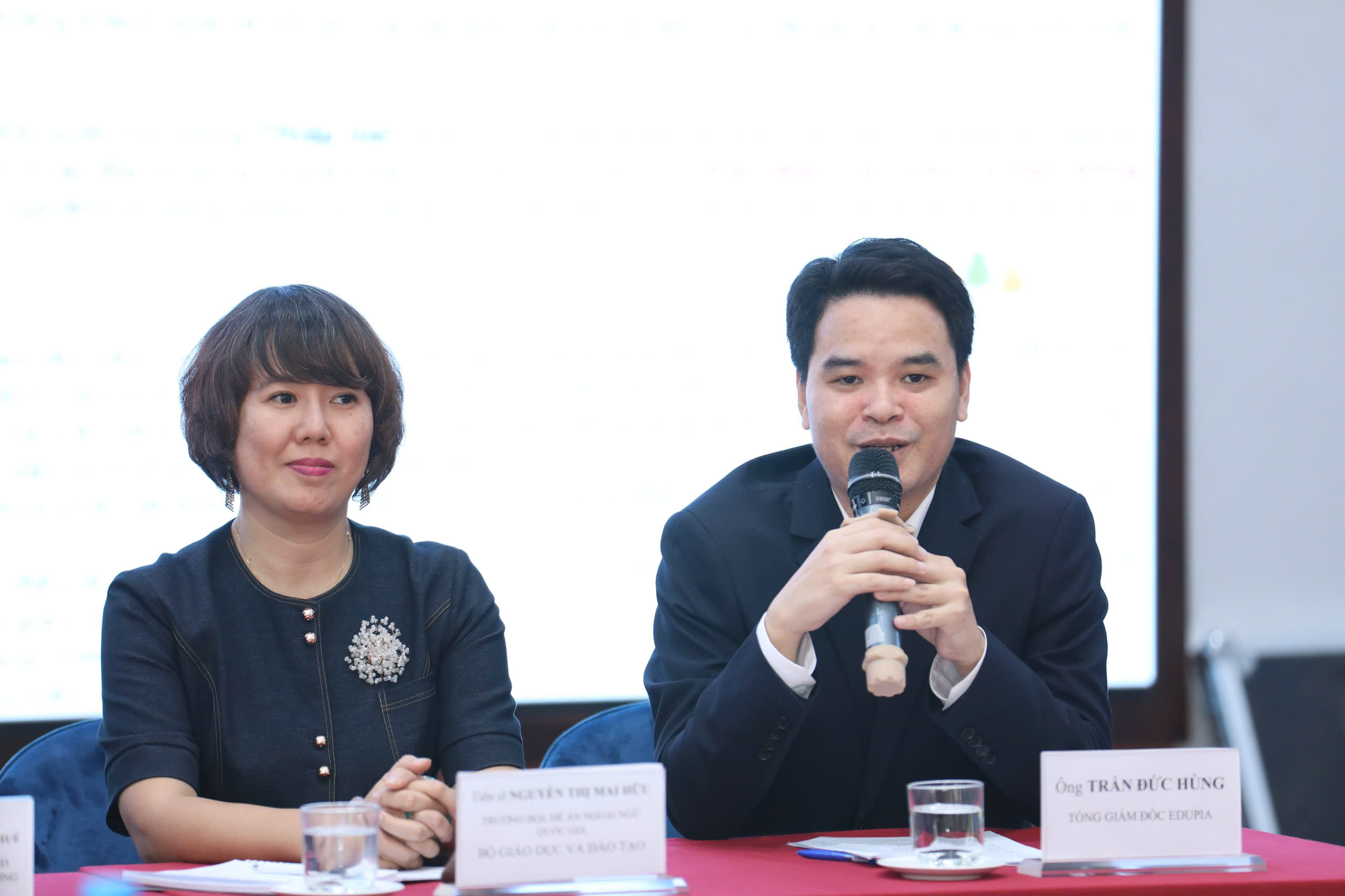 Tiến sĩ Nguyễn Thị Mai Hữu (bên trái), Trưởng ban, Ban Quản lý Đề án Ngoại ngữ Quốc gia, Bộ Giáo dục và Đào tạo và Ông Trần Đức Hùng (bên phải) – Tổng giám đốc Edupia. Tiến sĩ Nguyễn Thị Mai Hữu (bên trái), Trưởng ban, Ban Quản lý Đề án Ngoại ngữ Quốc gia, Bộ Giáo dục và Đào tạo và Ông Trần Đức Hùng (bên phải) – Tổng giám đốc Edupia.