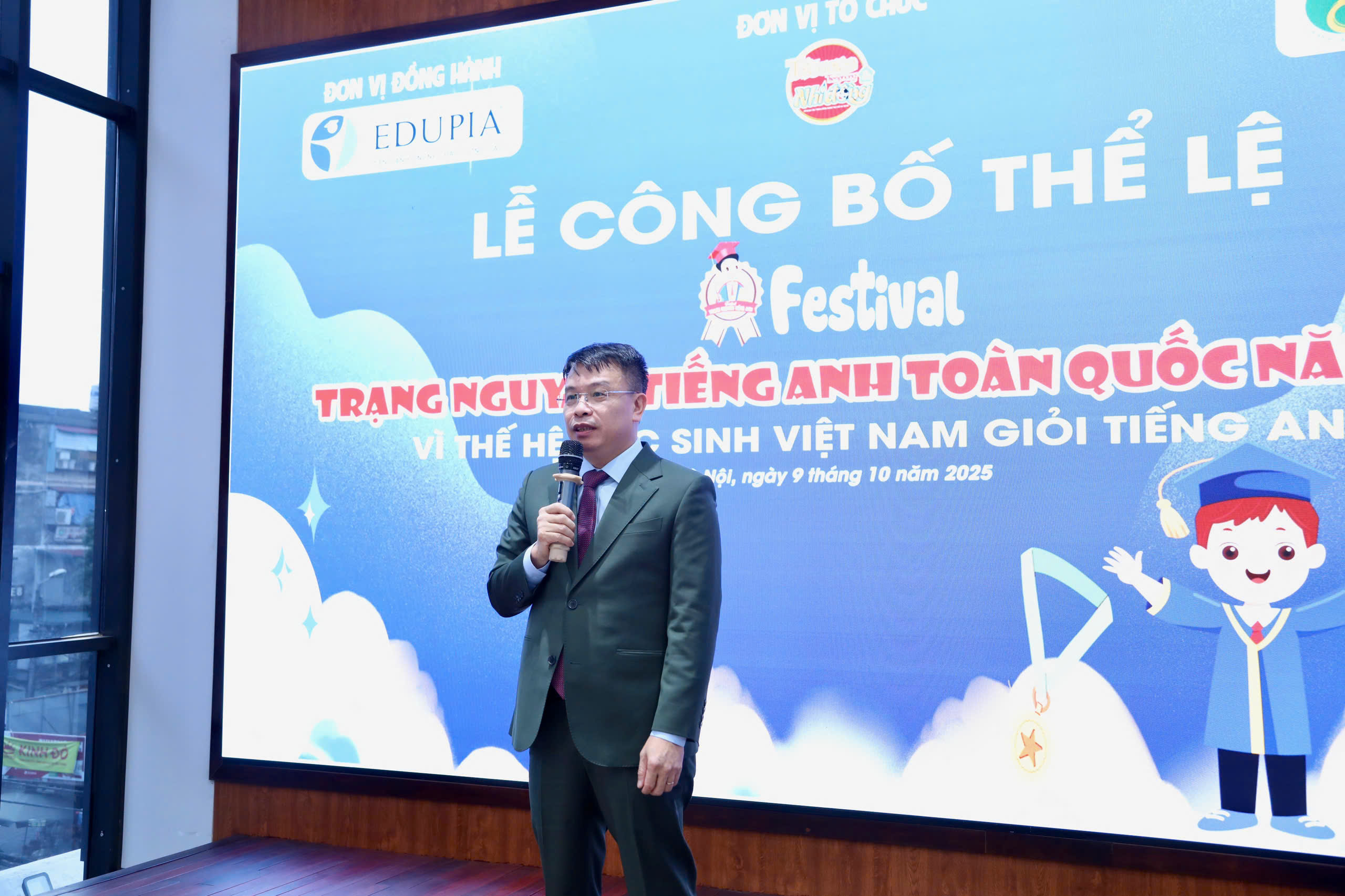 Nhà báo Nguyễn Phan Khuê - Tổng Biên tập Báo Thiếu niên Tiền phong và Nhi đồng phát biểu tại buổi lễ Nhà báo Nguyễn Phan Khuê - Tổng Biên tập Báo Thiếu niên Tiền phong và Nhi đồng phát biểu tại buổi lễ