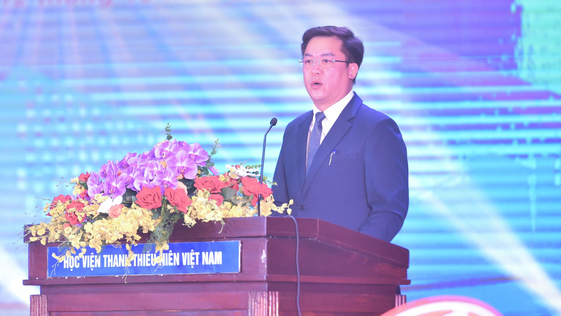 TS. Hoàng Minh Tuấn phát biểu diễn văn chào mừng.