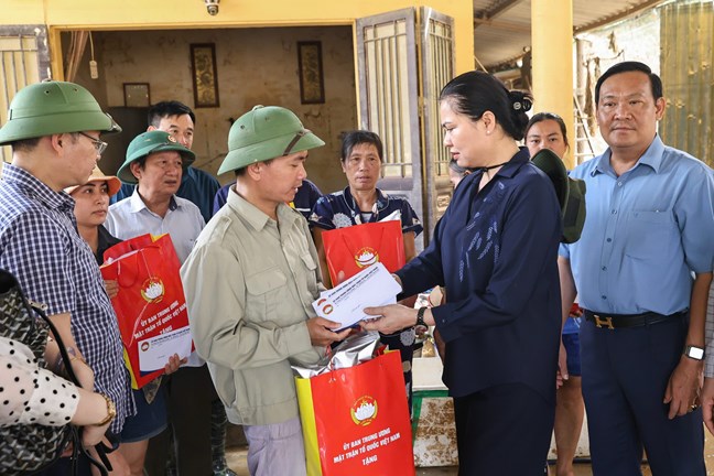 Phó chủ tịch Hà Thị Nga thăm hỏi và trao quà động viên các gia đình
ẢNH: QUANG VINH Phó chủ tịch Hà Thị Nga thăm hỏi và trao quà động viên các gia đình
ẢNH: QUANG VINH