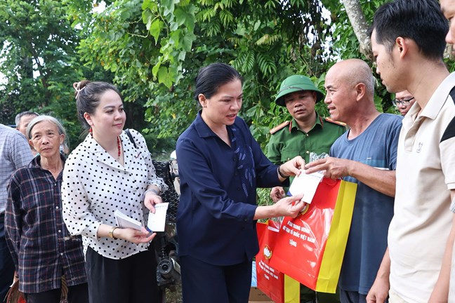 Bà Hà Thị Nga thăm hỏi và trao quà cho bà con bị ảnh hưởng mưa lũ tại xã Kép
ẢNH: QUANG VINH Bà Hà Thị Nga thăm hỏi và trao quà cho bà con bị ảnh hưởng mưa lũ tại xã Kép
ẢNH: QUANG VINH