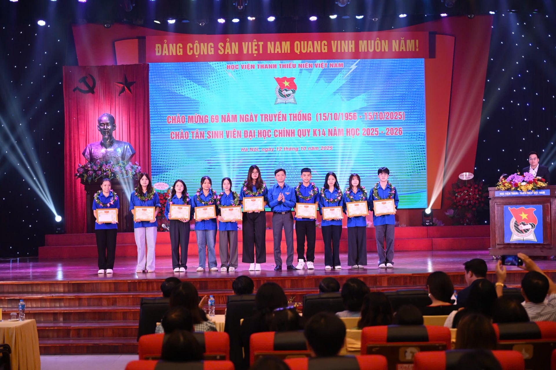 Anh Nguyễn Minh Triết - Bí thư T.Ư Đoàn, Chủ tịch T.Ư Hội SVVN trao tặng học bổng cho sinh viên thủ khoa đầu vào toàn trường, sinh viên thủ khoa các ngành của Học viện.