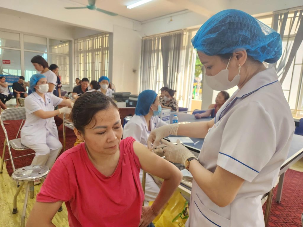 CDC Thái Nguyên tiêm vắc-xin phòng chống uốn ván cho người dân. CDC Thái Nguyên tiêm vắc-xin phòng chống uốn ván cho người dân.