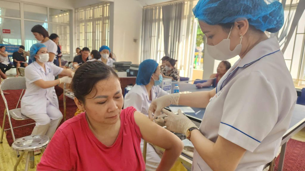 Bảo vệ sức khỏe người dân sau bão lũ