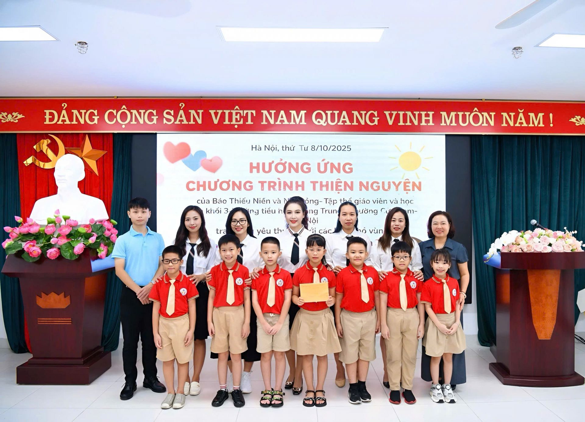 Cô giáo và các bạn học sinh trao quyên góp ủng hộ Quỹ hỗ trợ học sinh chịu ảnh của bão số 10 và số 11 của Báo Thiếu niên Tiền phong và Nhi đồng. Cô giáo và các bạn học sinh trao quyên góp ủng hộ Quỹ hỗ trợ học sinh chịu ảnh của bão số 10 và số 11 của Báo Thiếu niên Tiền phong và Nhi đồng.