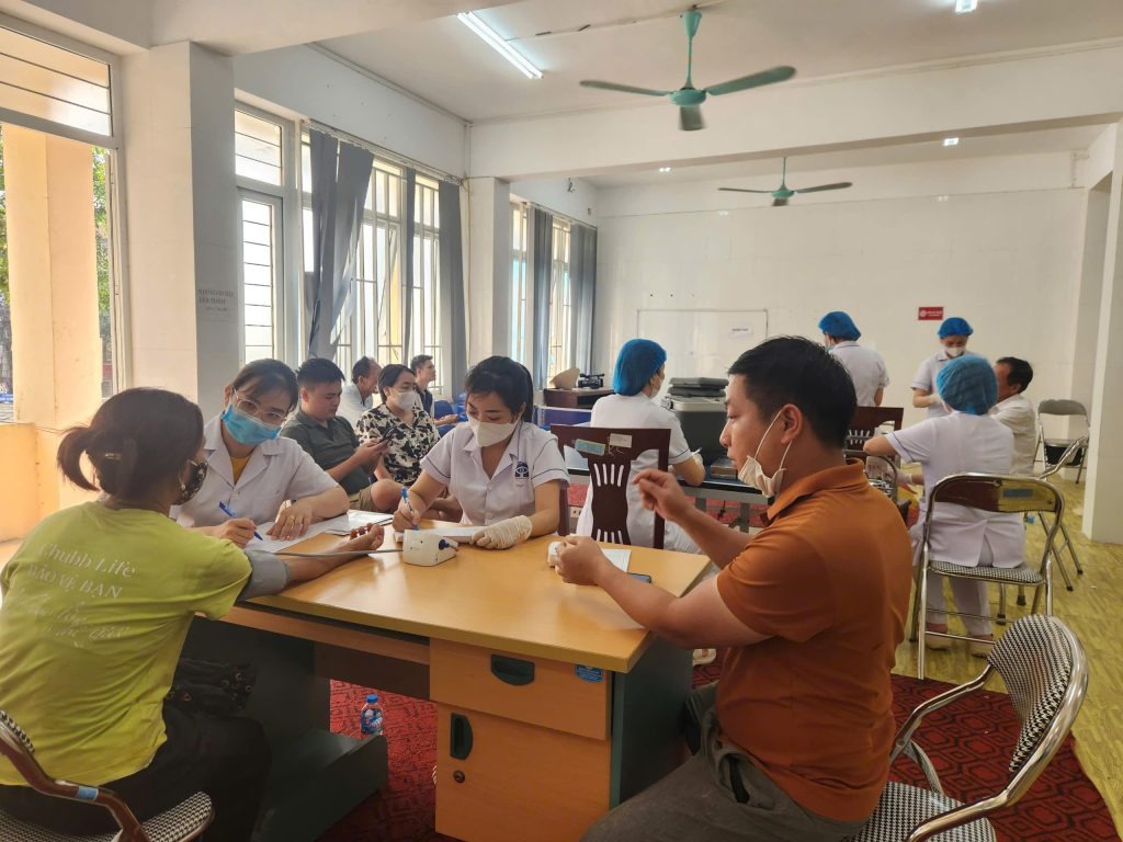 Kiểm tra sức khỏe và hướng dẫn người dân vùng lũ xử lý vết thương. Kiểm tra sức khỏe và hướng dẫn người dân vùng lũ xử lý vết thương.