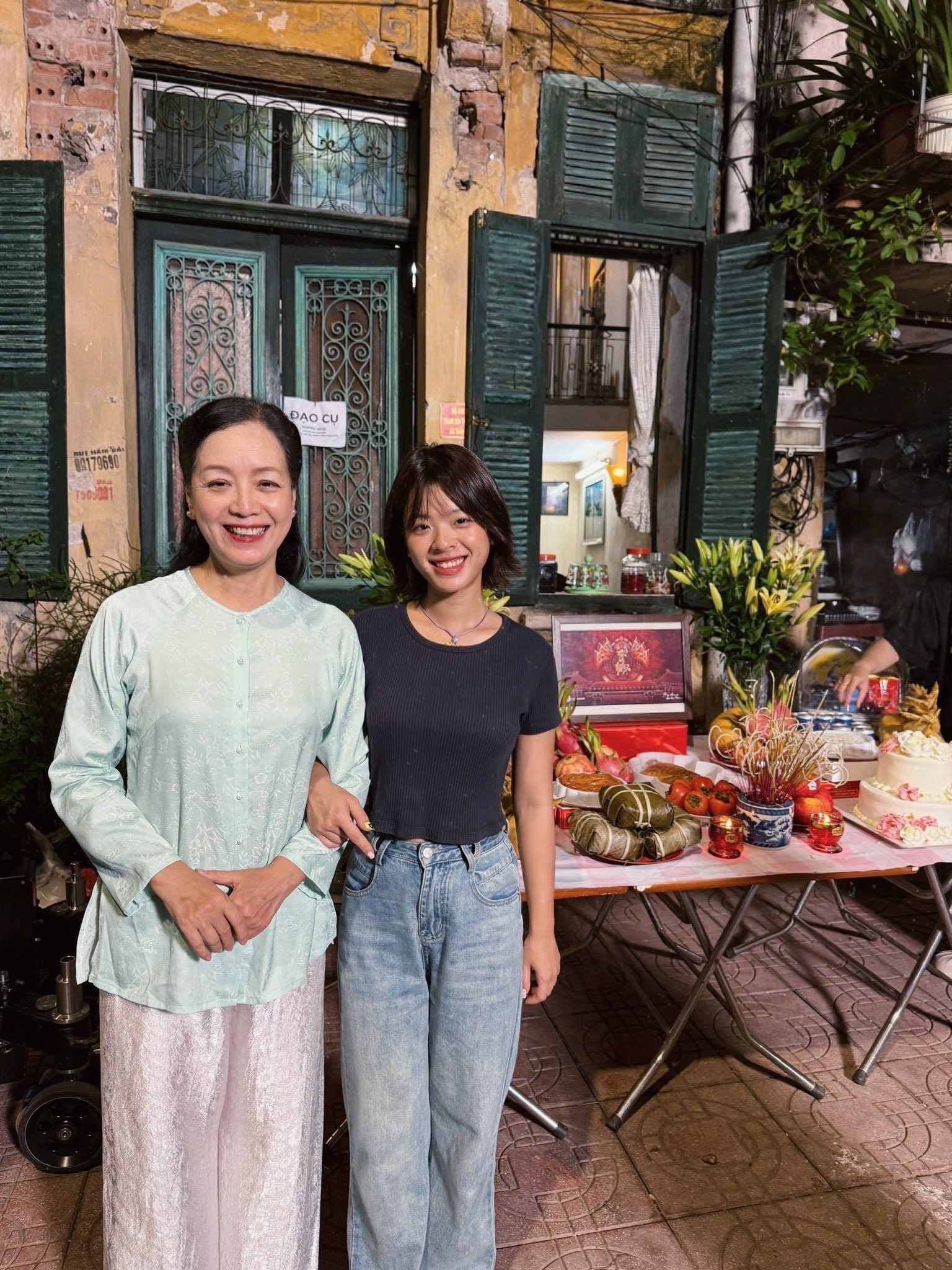 Hồng Khanh và mẹ trên phim trường dự án phim điện ảnh Bà đừng buồn con. Hồng Khanh và mẹ trên phim trường dự án phim điện ảnh Bà đừng buồn con.
