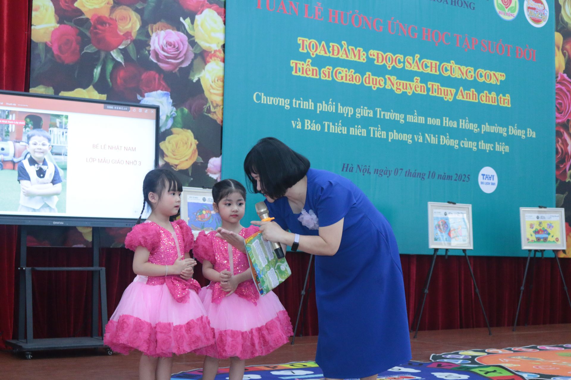 Chuyên gia Thụy Anh cùng các bạn nhỏ tìm hiểu câu chuyện giọt sương kì diệu.