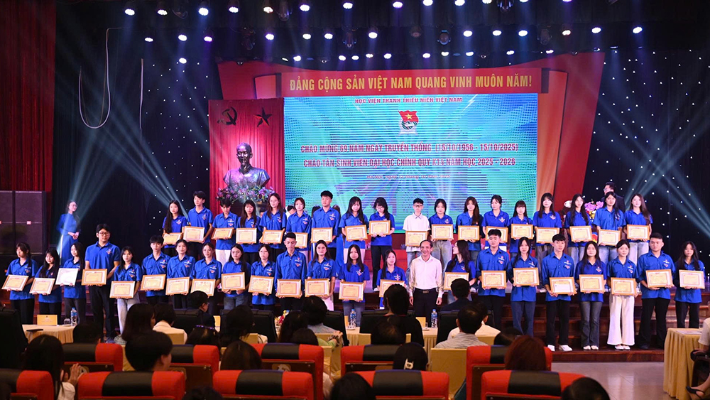 Lãnh đạo trao học bổng Vừ A Dính cho các sinh viên học viện