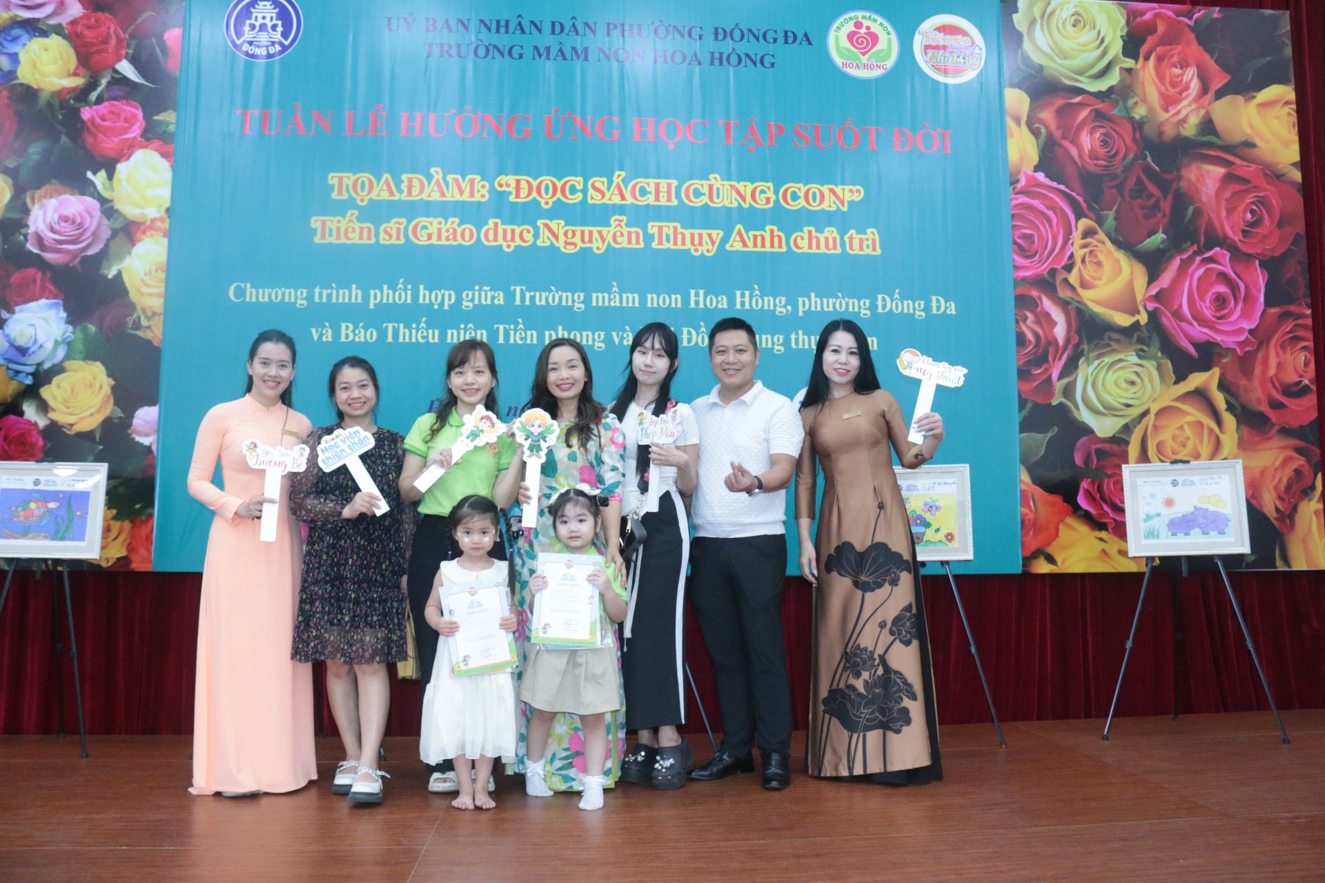 Nhiều ba mẹ đồng hành cùng con đến tìm hiểu phương pháp đọc sách sáng tạo.