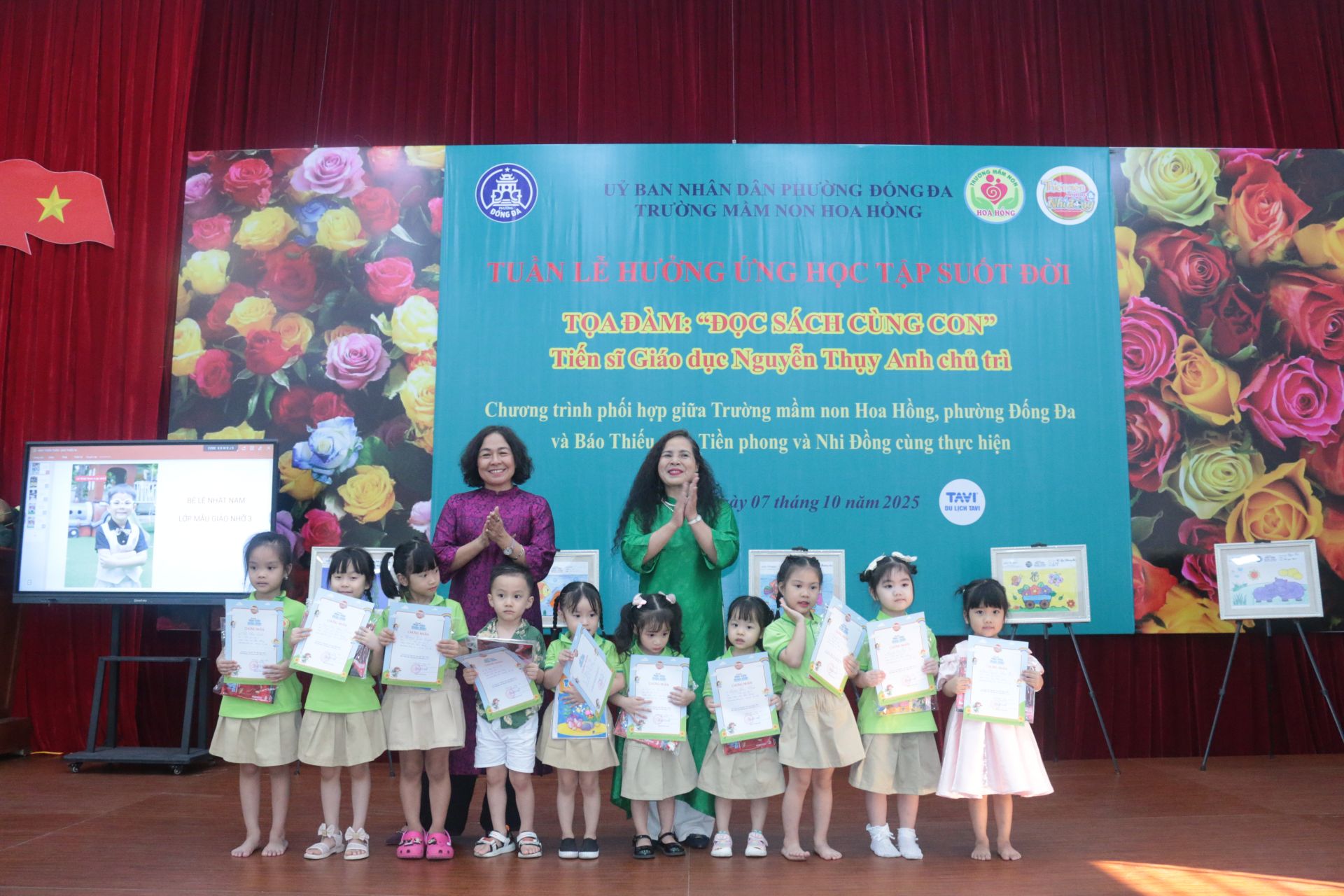 Niềm vui rạng rỡ của các bé khi “rinh” về giải thưởng từ hai sân chơi tỏa sáng.