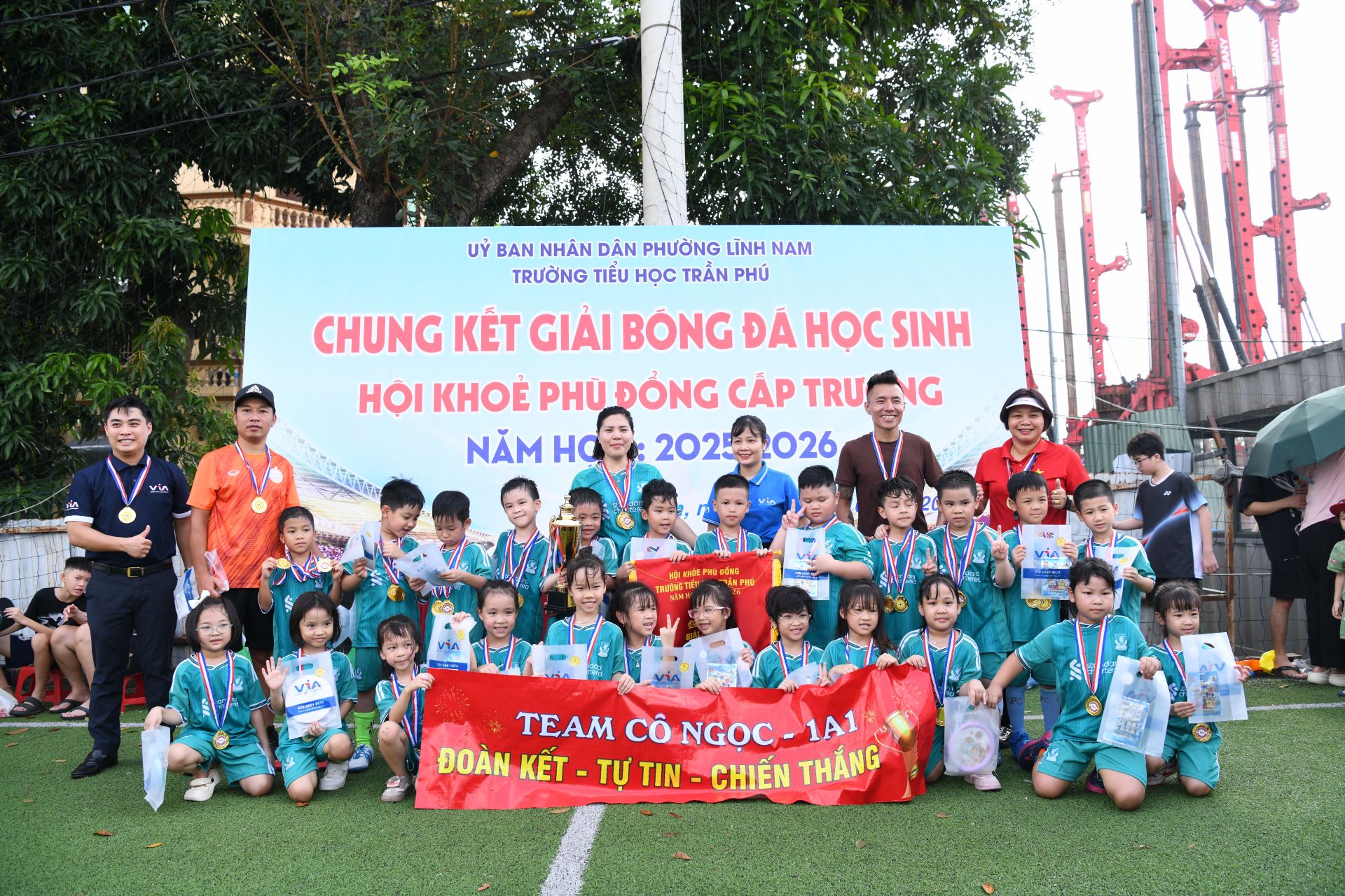 Ban Tổ chức trao giải cho những đội bóng xuất sắc.