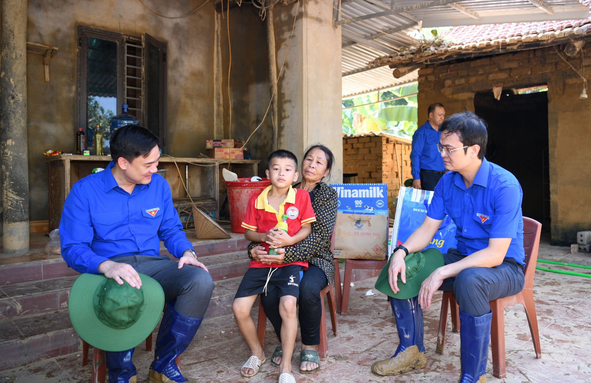 Bí thư thứ nhất T.Ư Đoàn Bùi Quang Huy (bên phải) và lãnh đạo Tỉnh Đoàn Bắc Ninh động viên gia đình em Nông Bảo An sớm vượt qua khó khăn do lũ lụt.