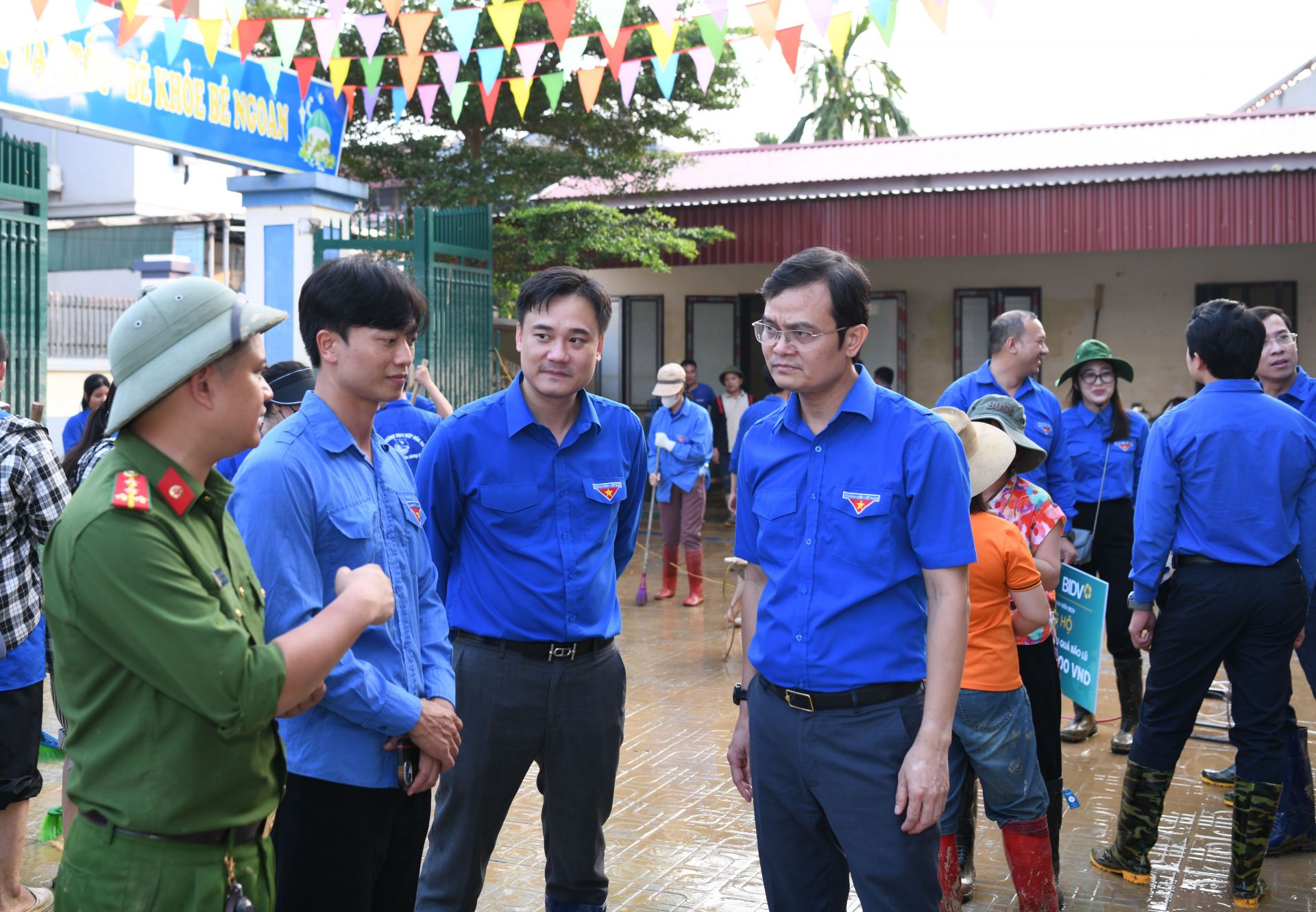 Bí thư thứ nhất T.Ư Đoàn Bùi Quang Huy động viên thanh niên tình nguyện hỗ trợ người dân sau lũ ở xã Hợp Thịnh.