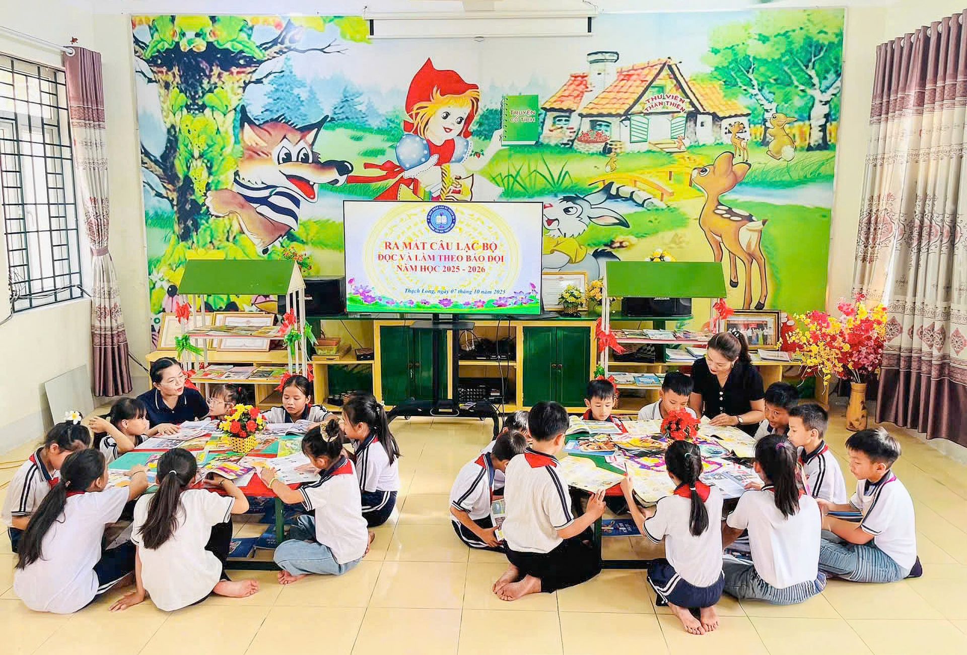 các thành viên trong câu lạc bộ đã cùng nhau chia sẻ những bài viết hay, những mẩu chuyện ý nghĩa trên báo Đội các thành viên trong câu lạc bộ đã cùng nhau chia sẻ những bài viết hay, những mẩu chuyện ý nghĩa trên báo Đội