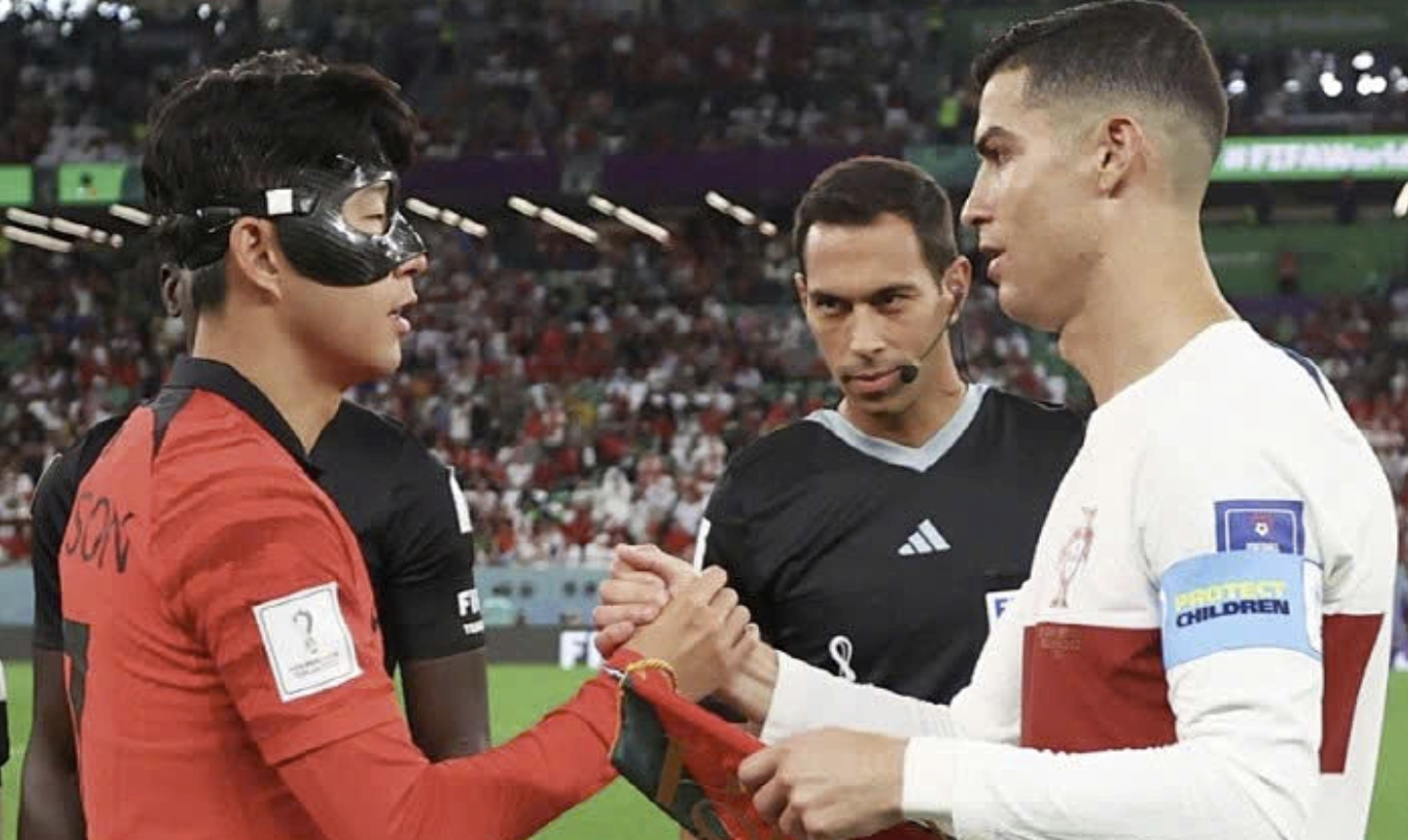 Son (trái) và Ronaldo trong trận Hàn Quốc gặp Bồ Đào Nha ở lượt cuối bảng H World Cup 2022.