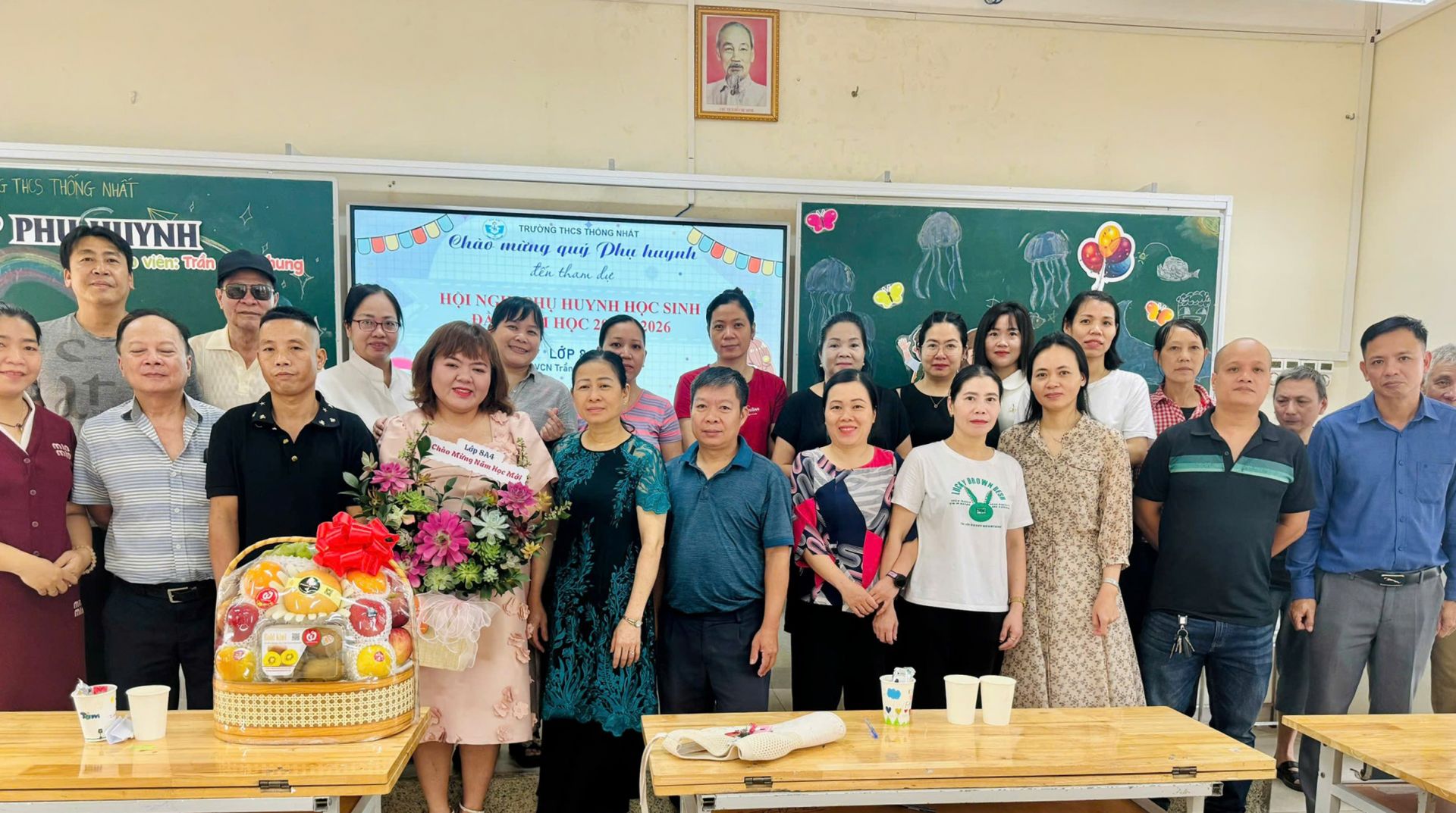 Sau buổi họp, trên gương mặt phụ huynh biểu hiện rõ niềm tự hào về các con. Sau buổi họp, trên gương mặt phụ huynh biểu hiện rõ niềm tự hào về các con.