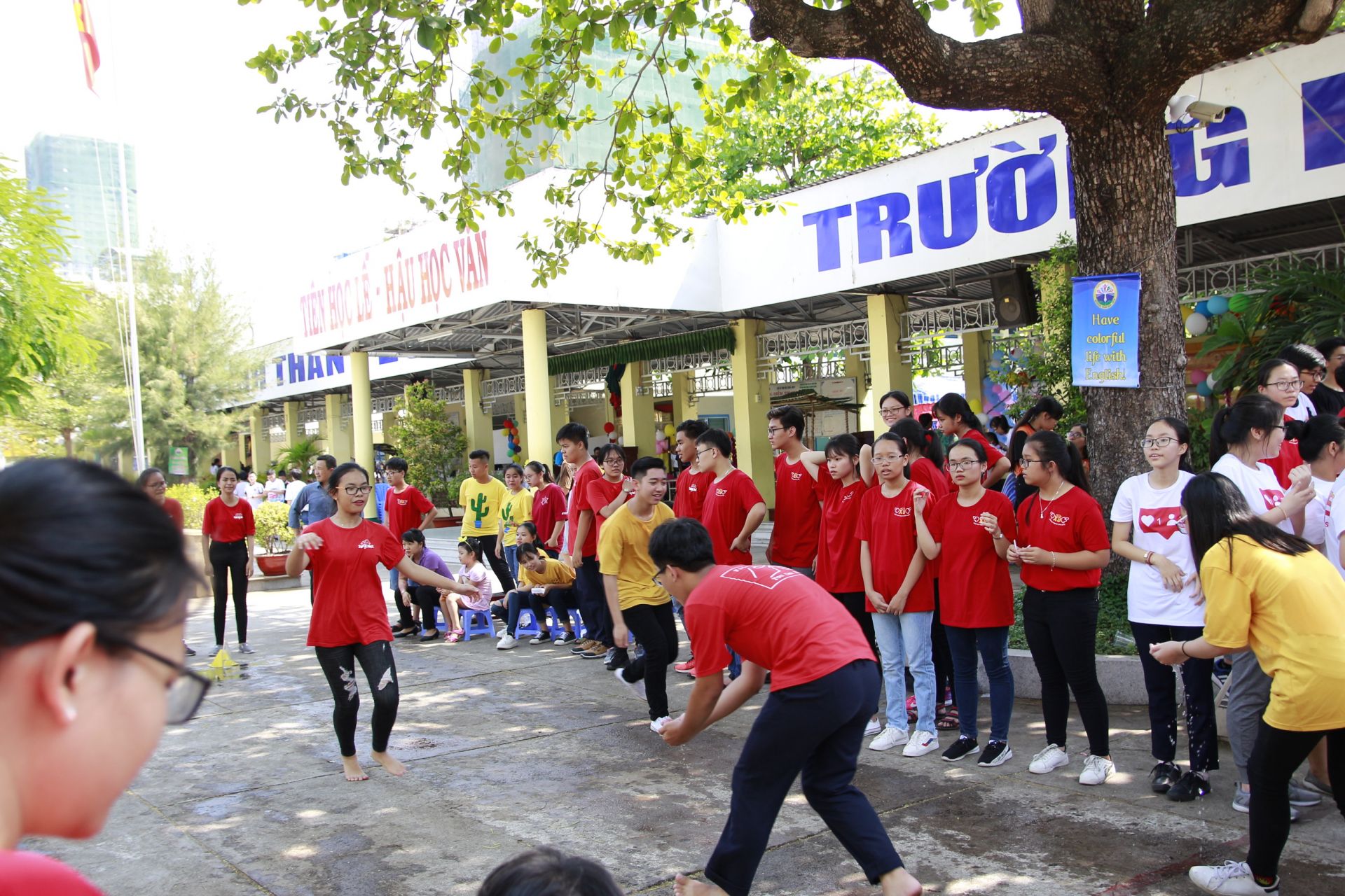 Một hoạt động thể chất của cô và trò trường THCS Thái Nguyên.