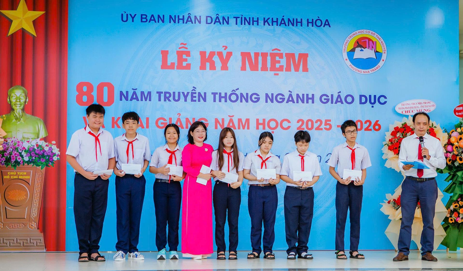 Cô Hiệu trưởng Phan Thị Thảo Uyên dành tặng phần thưởng dành cho học sinh học tập tốt và đoạt giải trong các sân chơi cấp trường. Cô Hiệu trưởng Phan Thị Thảo Uyên dành tặng phần thưởng dành cho học sinh học tập tốt và đoạt giải trong các sân chơi cấp trường.