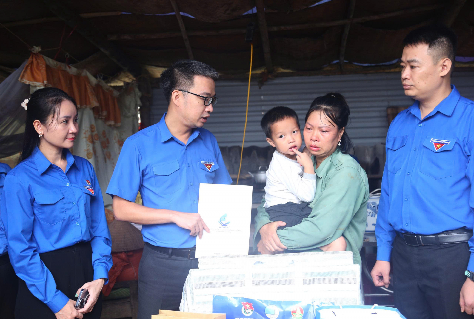 Anh Nguyễn Tường Lâm và đại diện Tỉnh đoàn Lạng Sơn trao quà cho gia đình chị Nguyễn Thị Yến. Anh Nguyễn Tường Lâm và đại diện Tỉnh đoàn Lạng Sơn trao quà cho gia đình chị Nguyễn Thị Yến.