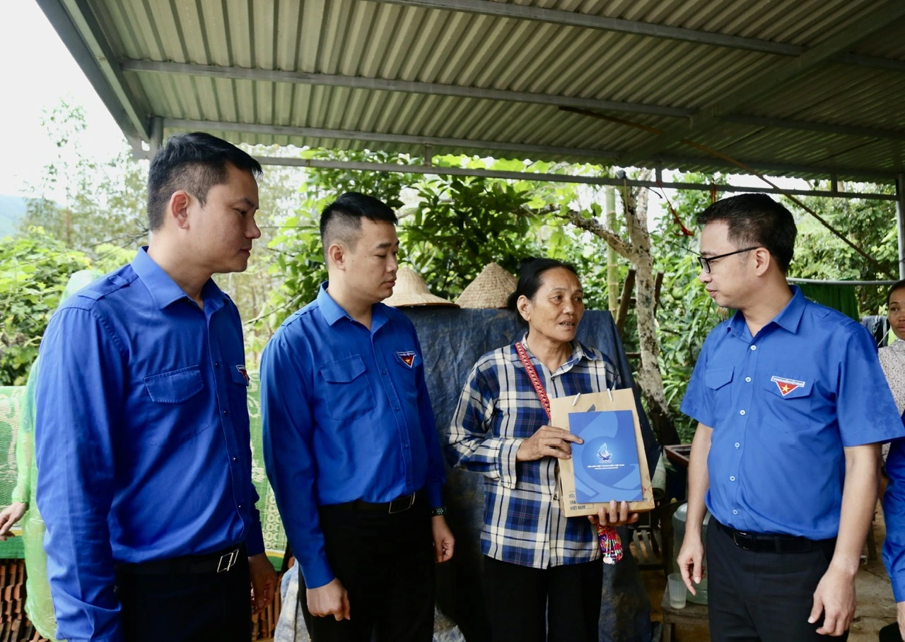 Đoàn công tác thăm gia đình bà Trần Thị Mộc (thôn Gốc Sau, xã Thiện Tân). Đoàn công tác thăm gia đình bà Trần Thị Mộc (thôn Gốc Sau, xã Thiện Tân).
