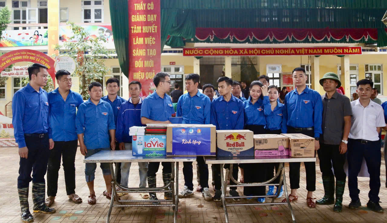 Anh Nguyễn Tường Lâm tặng quà các thanh niên tình nguyện tại xã Yên Bình. Anh Nguyễn Tường Lâm tặng quà các thanh niên tình nguyện tại xã Yên Bình.