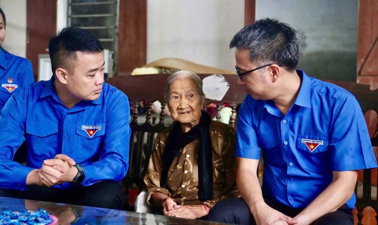 Anh Nguyễn Tường Lâm và anh Đoàn Thành Công, Bí thư Tỉnh đoàn Lạng Sơn, thăm Mẹ Việt Nam anh hùng Trần Thị Đoan. Anh Nguyễn Tường Lâm và anh Đoàn Thành Công, Bí thư Tỉnh đoàn Lạng Sơn, thăm Mẹ Việt Nam anh hùng Trần Thị Đoan.