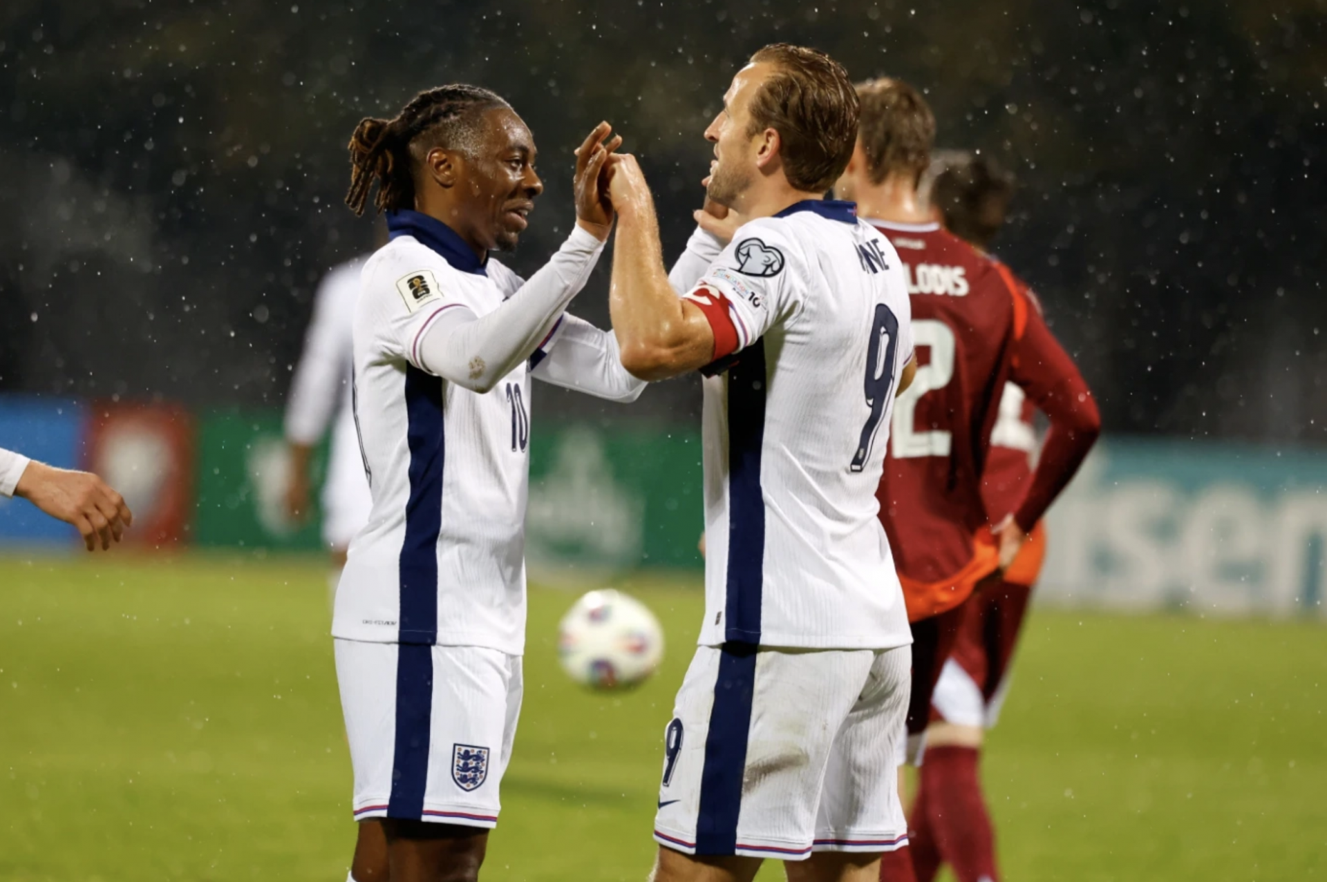 Eberechi Eze (trái) và Harry Kane ăn mừng chiến thắng sau trận đấu. Eberechi Eze (trái) và Harry Kane ăn mừng chiến thắng sau trận đấu.