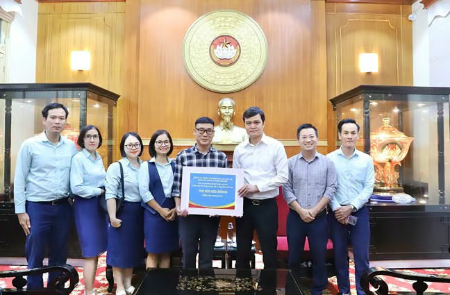 Anh Bùi Quang Huy tiếp nhận ủng hộ từ Công ty TNHH Thương mại Du lịch và Dịch vụ hàng không ABTRIP Anh Bùi Quang Huy tiếp nhận ủng hộ từ Công ty TNHH Thương mại Du lịch và Dịch vụ hàng không ABTRIP