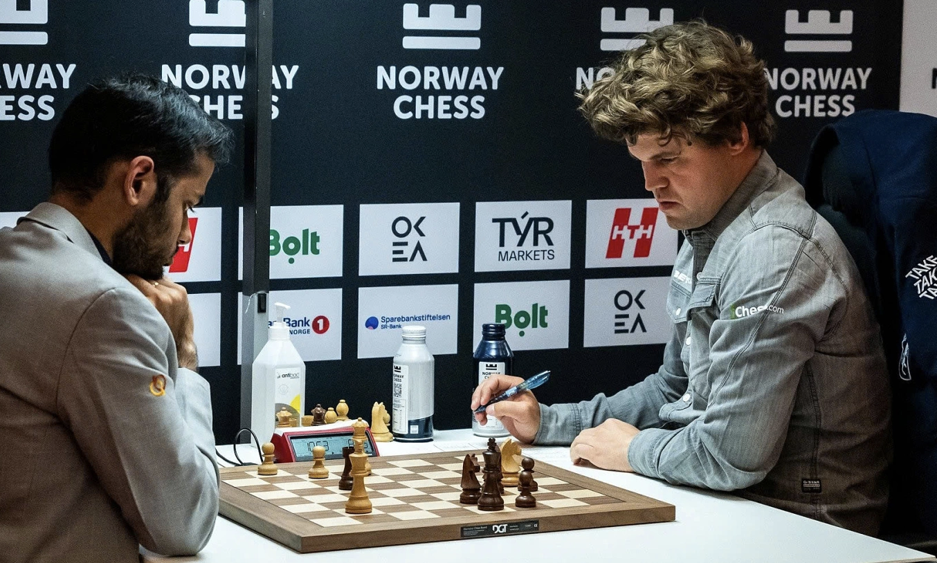 Magnus Carlsen (phải) trong ván đấu với Erigaisi Arjun tại siêu giải Na Uy 2025. Magnus Carlsen (phải) trong ván đấu với Erigaisi Arjun tại siêu giải Na Uy 2025.