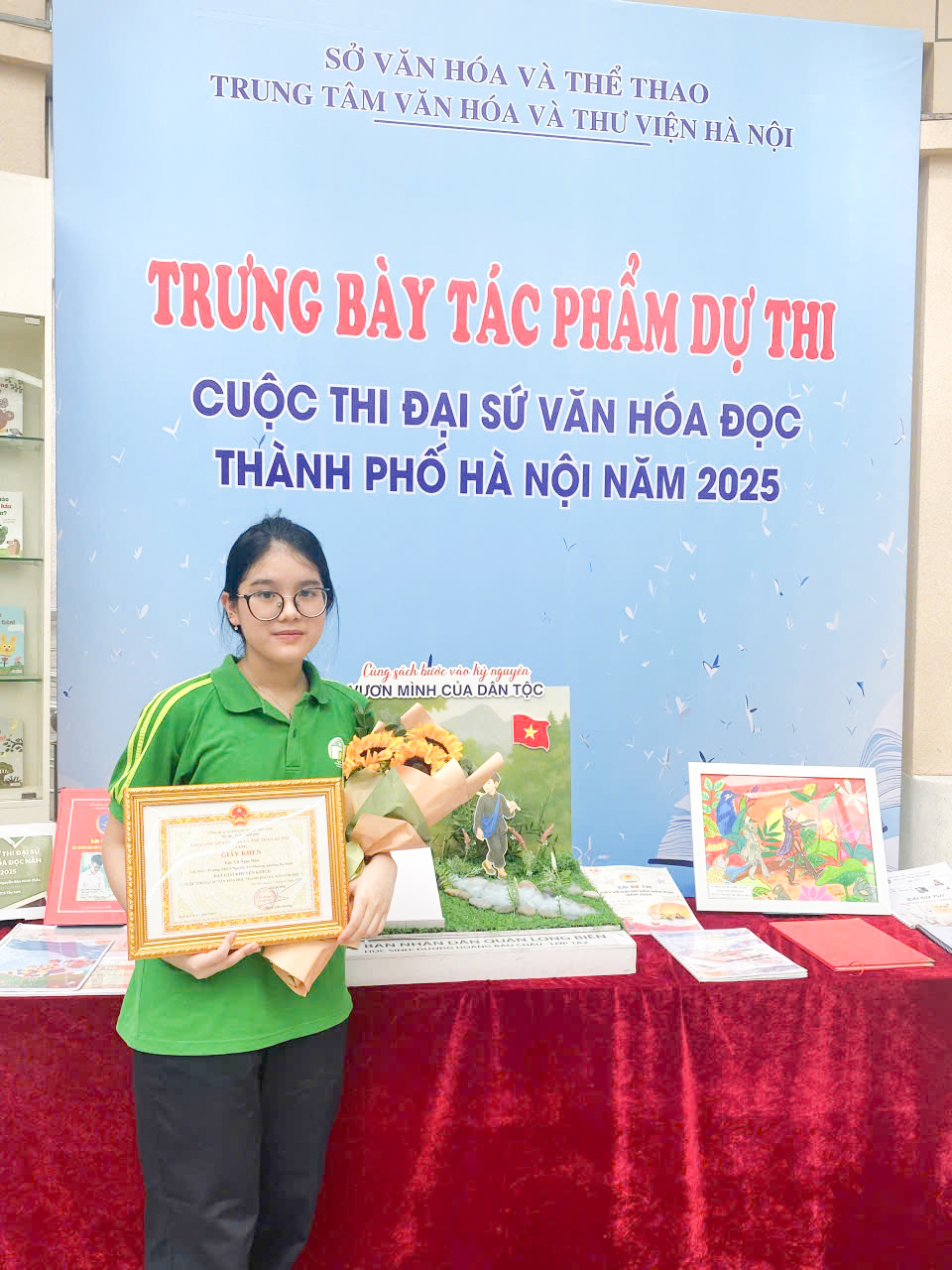 Bạn Vũ Ngọc Hân đoạt giải trong cuộc thi “Đại sứ Văn hóa đọc Thành phố Hà Nội”. Bạn Vũ Ngọc Hân đoạt giải trong cuộc thi “Đại sứ Văn hóa đọc Thành phố Hà Nội”.