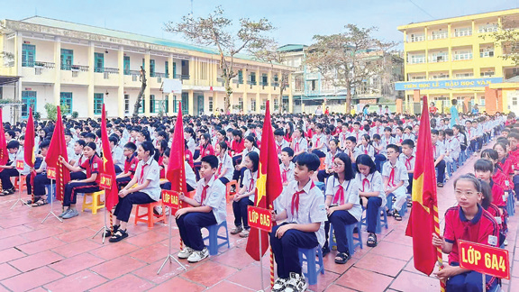 Cô và trò nhà trường sẵn sàng cho năm học mới. Cô và trò nhà trường sẵn sàng cho năm học mới.