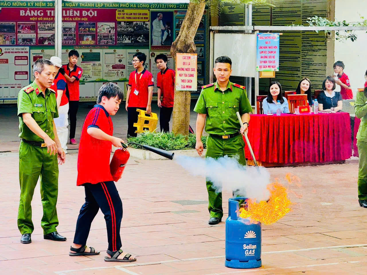 Nhà trường chú trọng dạy kỹ năng sống cho học trò. Nhà trường chú trọng dạy kỹ năng sống cho học trò.