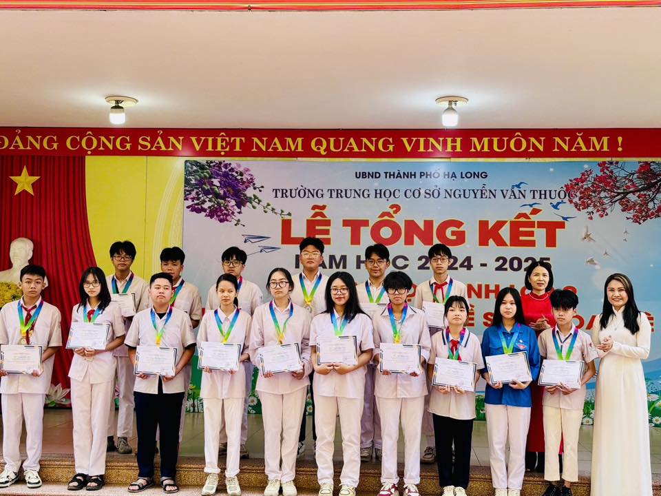 Các thầy cô luôn khen thưởng kịp thời cho các bạn học sinh
có thành tích học tập tốt. Các thầy cô luôn khen thưởng kịp thời cho các bạn học sinh
có thành tích học tập tốt.