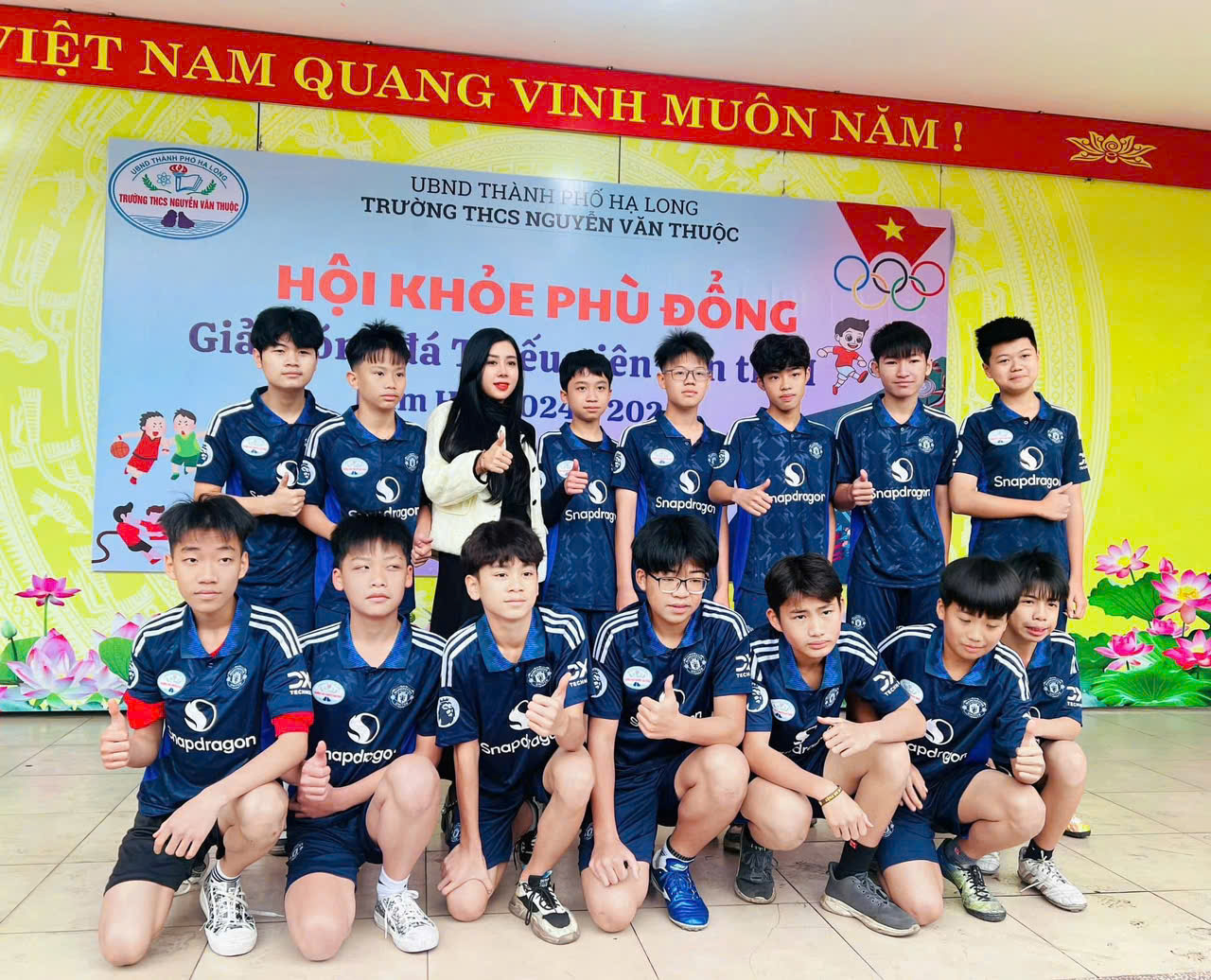 Học sinh rèn luyện thể chất
thông qua Hội khỏe Phù Đổng cấp trường. Học sinh rèn luyện thể chất
thông qua Hội khỏe Phù Đổng cấp trường.