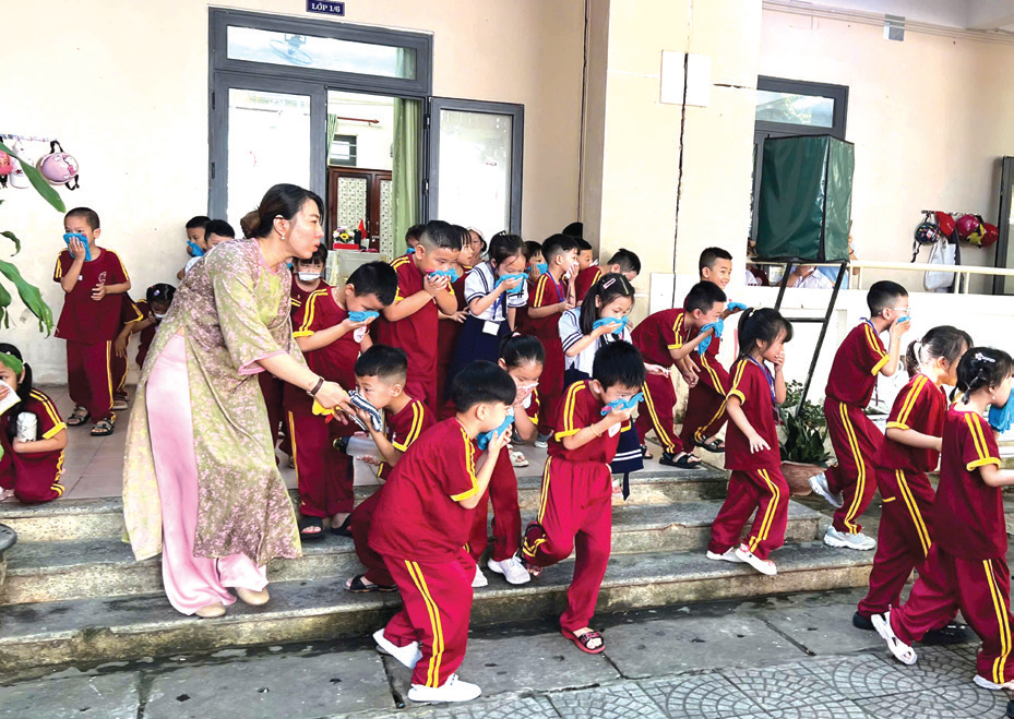 Học sinh trải nghiệm thực tế che miệng, mũi bằng khăn ướt
để tránh khói độc và di chuyển đến nơi an toàn. Học sinh trải nghiệm thực tế che miệng, mũi bằng khăn ướt
để tránh khói độc và di chuyển đến nơi an toàn.