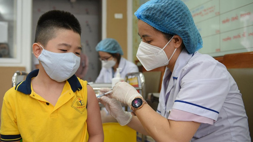 Hà Nội: Kiểm tra tiền sử và tổ chức tiêm bù vắc-xin cho trẻ em