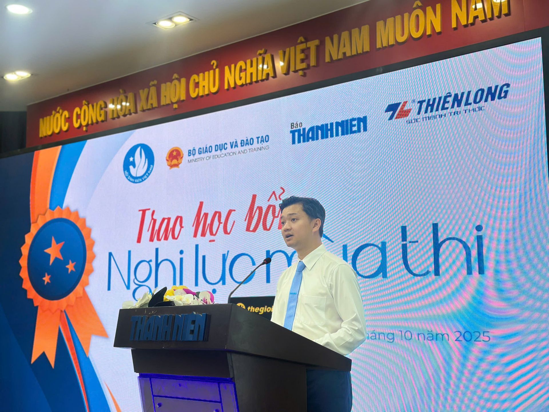 Anh Nguyễn Minh Triết chia sẻ, động viên các tân sinh viên trong lễ trao học bổng “Nghị lực mùa thi” 2025. Anh Nguyễn Minh Triết chia sẻ, động viên các tân sinh viên trong lễ trao học bổng “Nghị lực mùa thi” 2025.