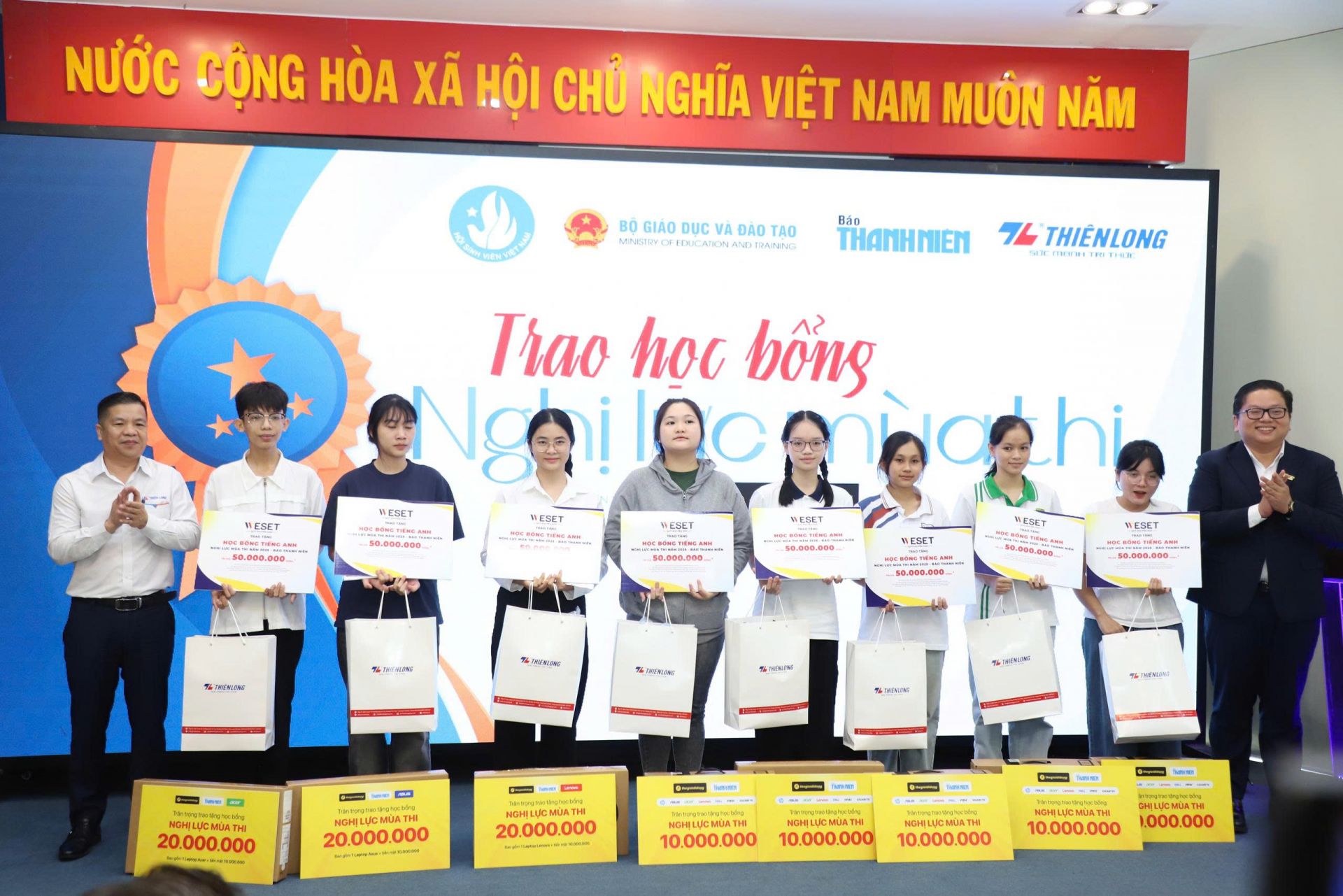 Các nhà tài trợ trao tặng học bổng, laptop và phần quà học tập với tổng trị giá hơn 1 tỉ đồng, giúp các tân sinh viên có thêm hành trang vững bước vào năm học mới. Các nhà tài trợ trao tặng học bổng, laptop và phần quà học tập với tổng trị giá hơn 1 tỉ đồng, giúp các tân sinh viên có thêm hành trang vững bước vào năm học mới.