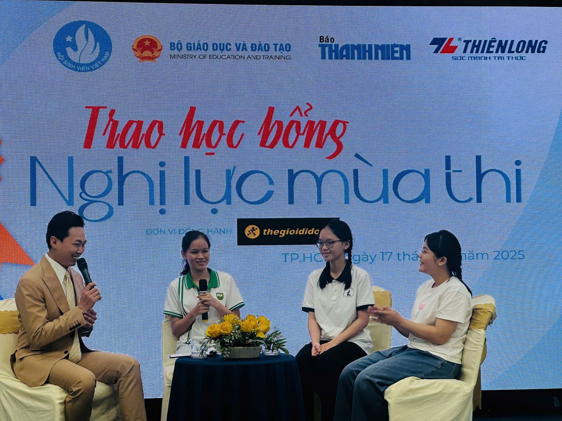 Các tân sinh viên Hồ Thị Hữu, Trần Thị Kim Yến và Thái Mạc Tường Vi xúc động chia sẻ hành trình vượt khó vươn lên trong chương trình giao lưu “Nghị lực mùa thi” 2025. Các tân sinh viên Hồ Thị Hữu, Trần Thị Kim Yến và Thái Mạc Tường Vi xúc động chia sẻ hành trình vượt khó vươn lên trong chương trình giao lưu “Nghị lực mùa thi” 2025.