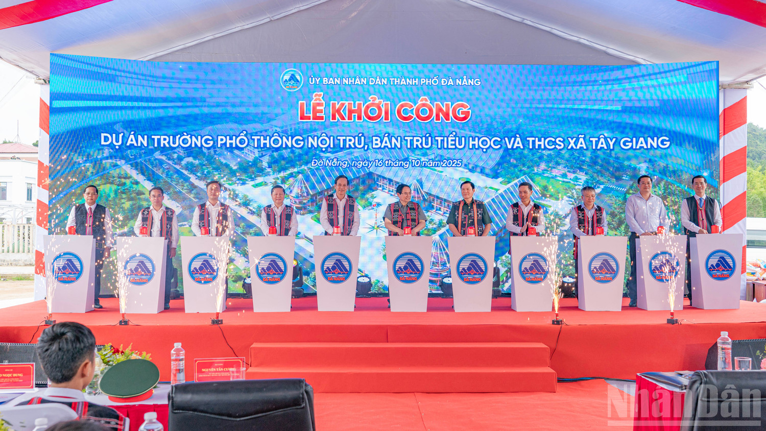 Các đại biểu thực hiện nghi thức bấm nút khởi công dự án. Các đại biểu thực hiện nghi thức bấm nút khởi công dự án.