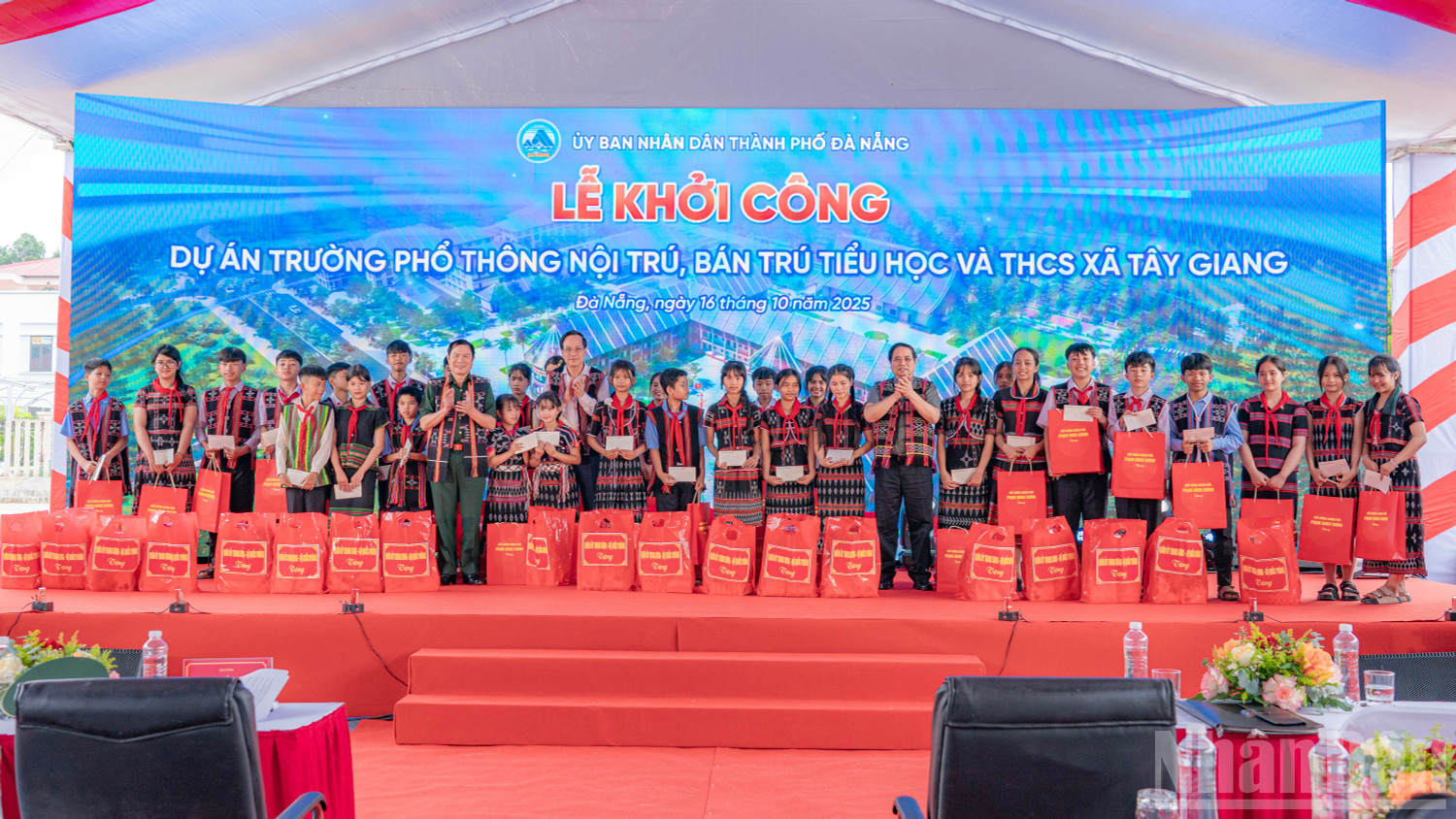 Thủ tướng Chính phủ tặng nhiều phần quà cho học sinh tại xã Tây Giang. Thủ tướng Chính phủ tặng nhiều phần quà cho học sinh tại xã Tây Giang.
