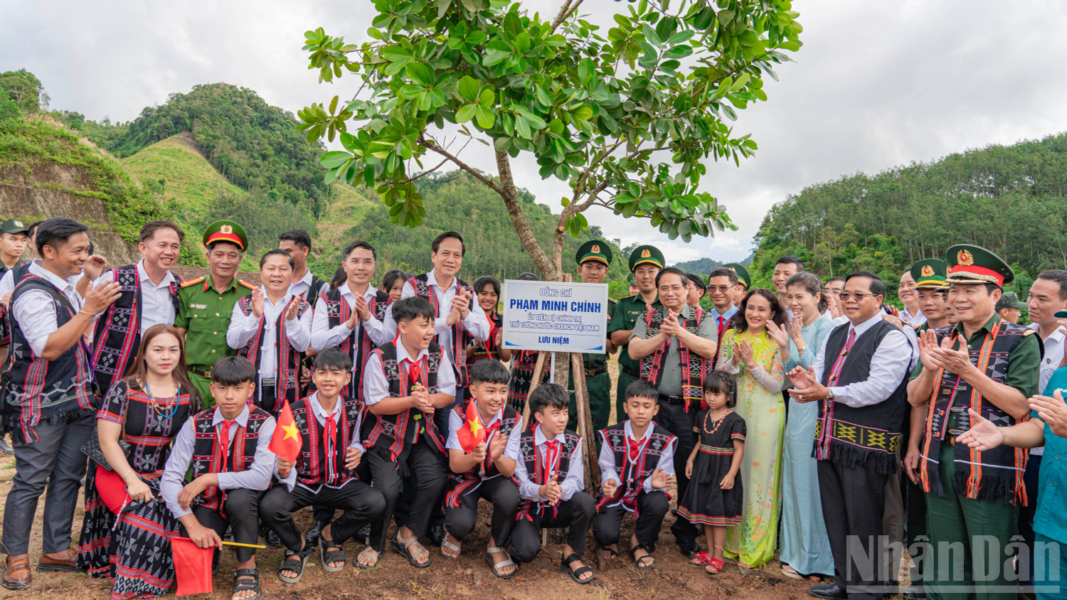 Các đại biểu trồng cây lưu niệm tại khuôn viên trường. Các đại biểu trồng cây lưu niệm tại khuôn viên trường.