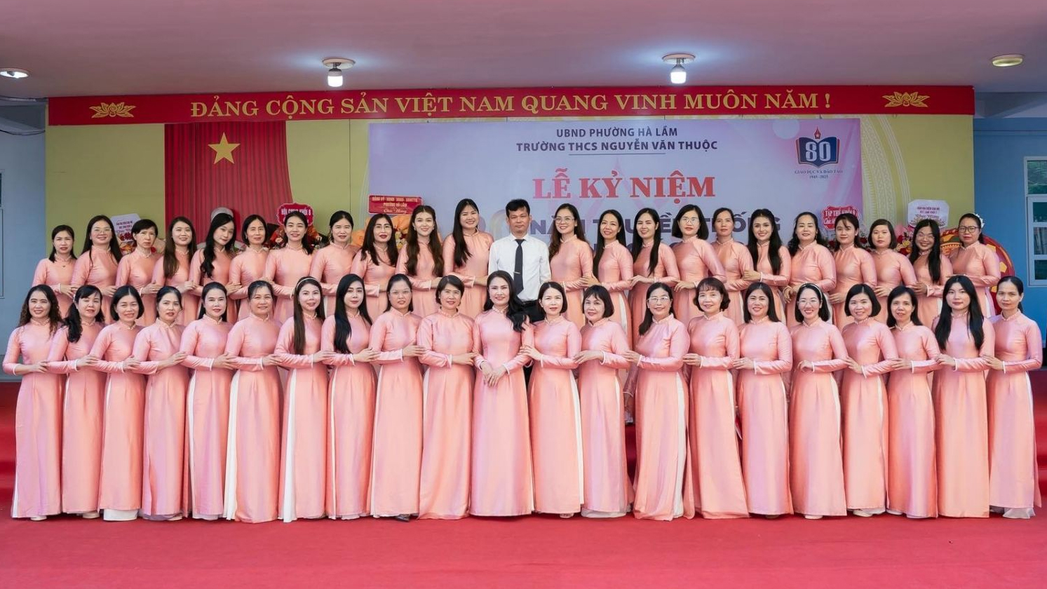 Tập thể thầy cô trường THCS Nguyễn Văn Thuộc. Tập thể thầy cô trường THCS Nguyễn Văn Thuộc.