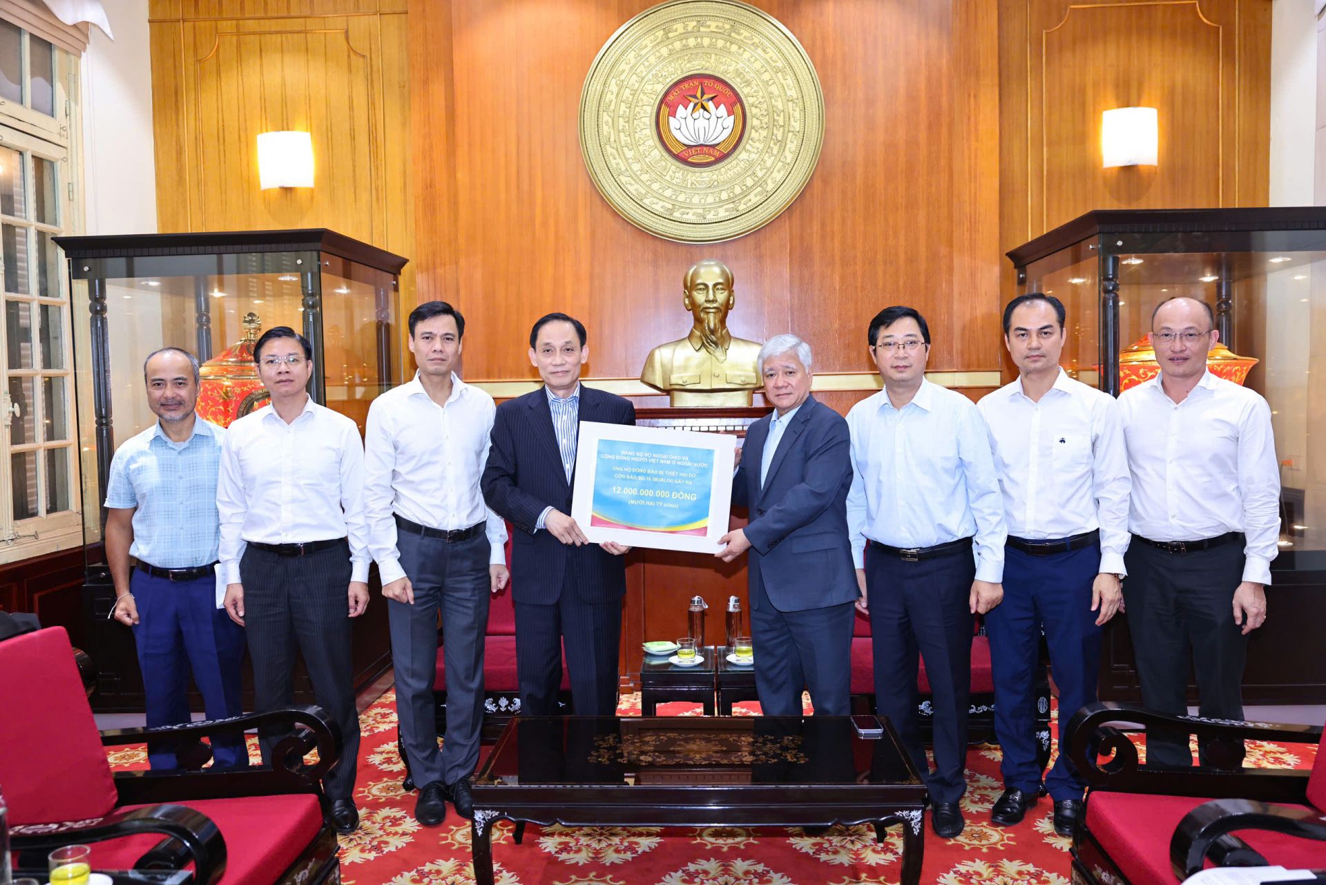 Chủ tịch Ủy ban T.Ư MTTQ Việt Nam tiếp nhận số tiền ủng hộ 12 tỷ đồng từ Đảng bộ Bộ Ngoại giao và cộng đồng người Việt Nam ở nước ngoài. Chủ tịch Ủy ban T.Ư MTTQ Việt Nam tiếp nhận số tiền ủng hộ 12 tỷ đồng từ Đảng bộ Bộ Ngoại giao và cộng đồng người Việt Nam ở nước ngoài.