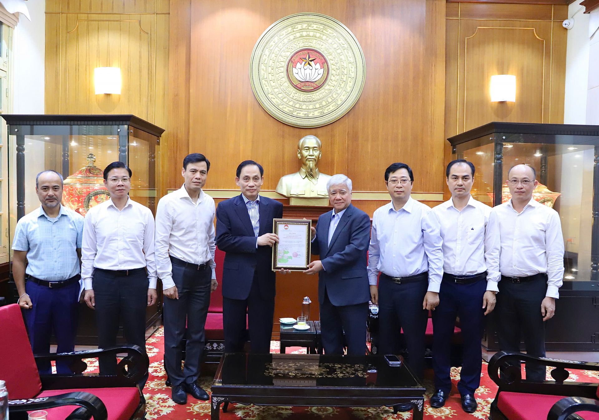 Chủ tịch Ủy ban Trung ương MTTQ Việt Nam Đỗ Văn Chiến trao thư cảm ơn Đảng bộ Bộ Ngoại giao và cộng đồng người Việt Nam ở nước ngoài . Chủ tịch Ủy ban Trung ương MTTQ Việt Nam Đỗ Văn Chiến trao thư cảm ơn Đảng bộ Bộ Ngoại giao và cộng đồng người Việt Nam ở nước ngoài .