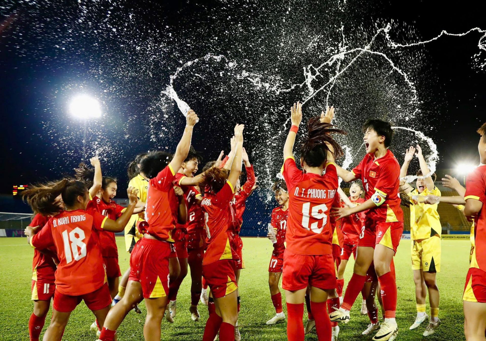 Các cầu thủ U17 nữ Việt Nam ăn mừng chiến thắng. 