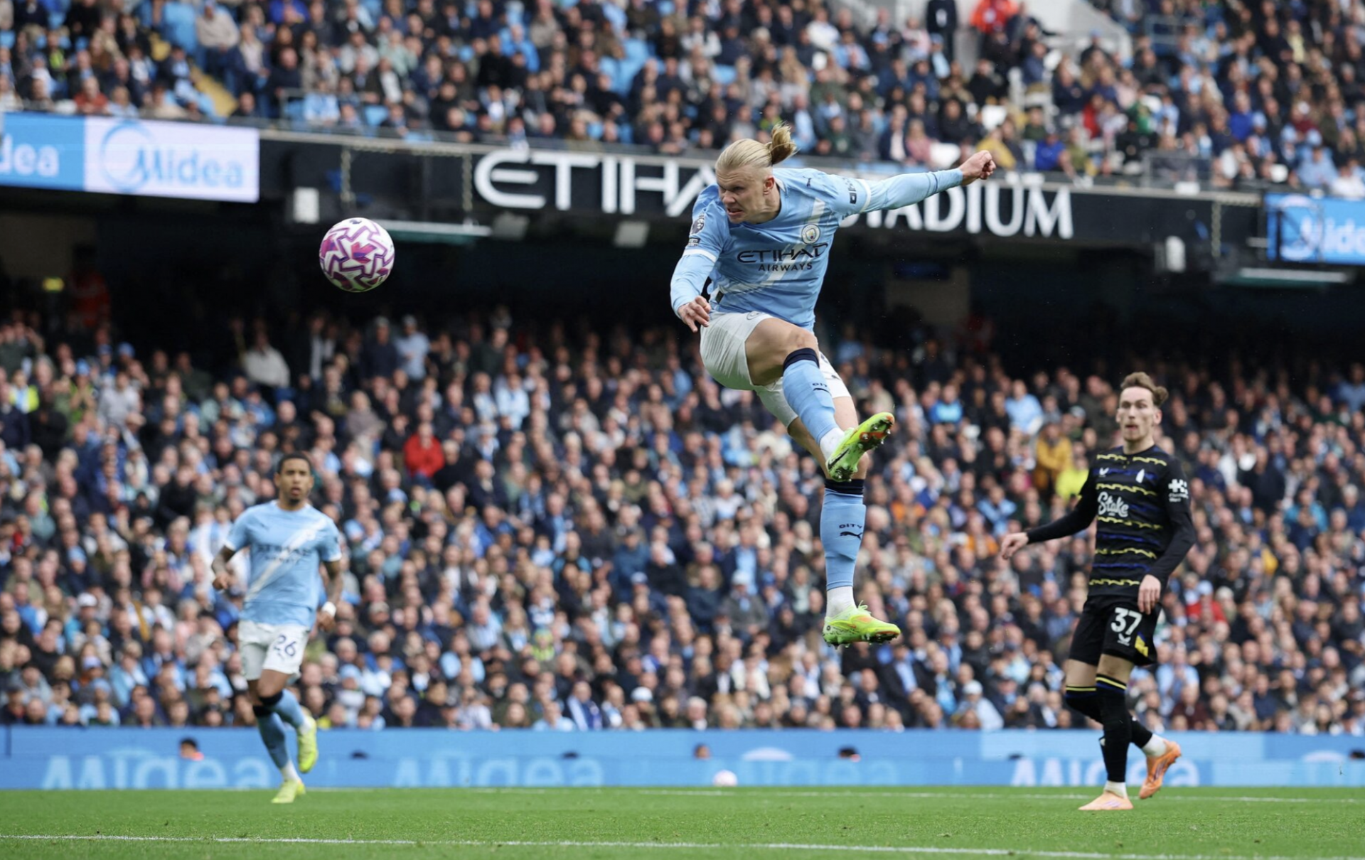 Halland tỏa sáng giúp Man City chiến thắng. Halland tỏa sáng giúp Man City chiến thắng.